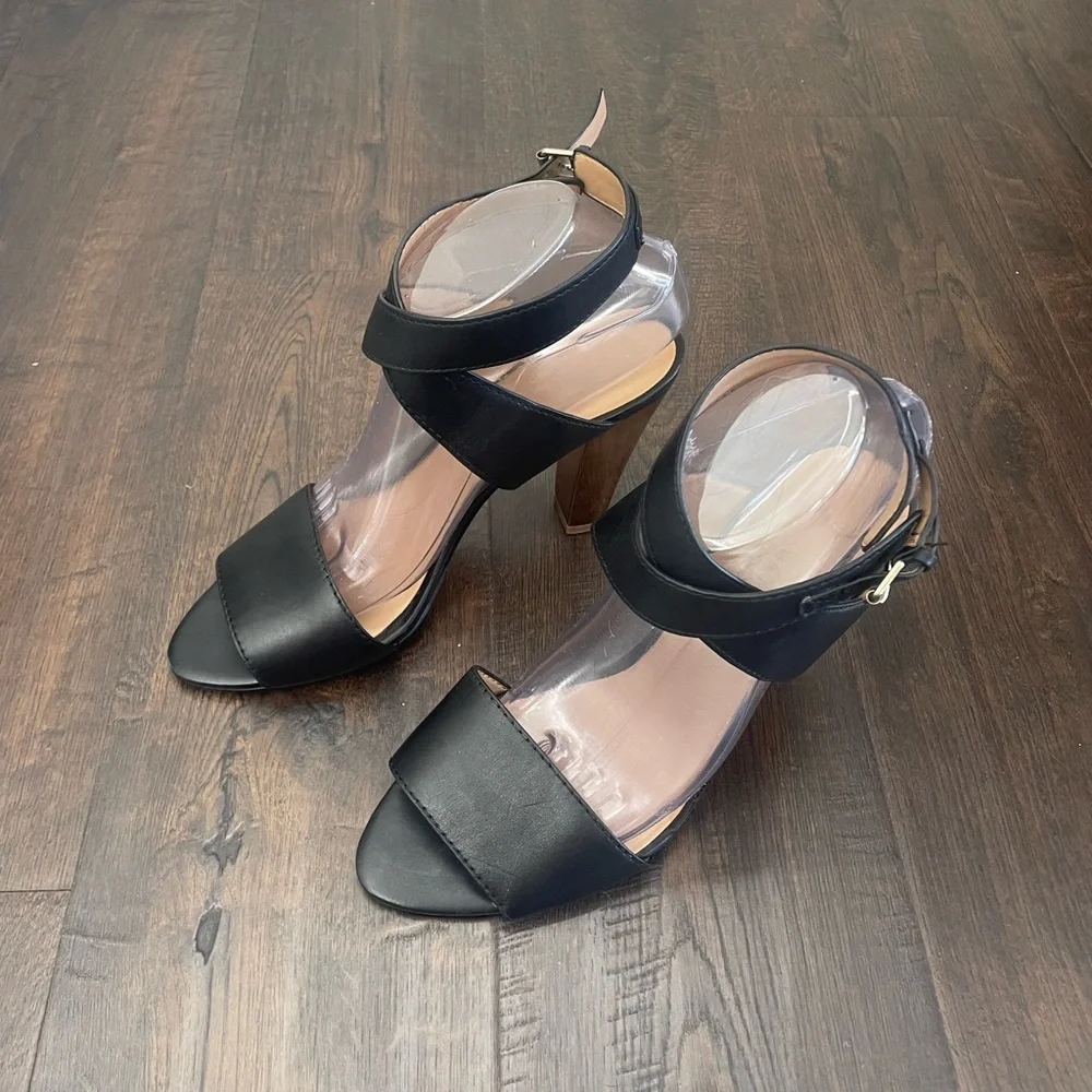 Banana Republic Heels Strappy black Gold Women size 6 open toe pump dress shoe - Picture 3 of 6